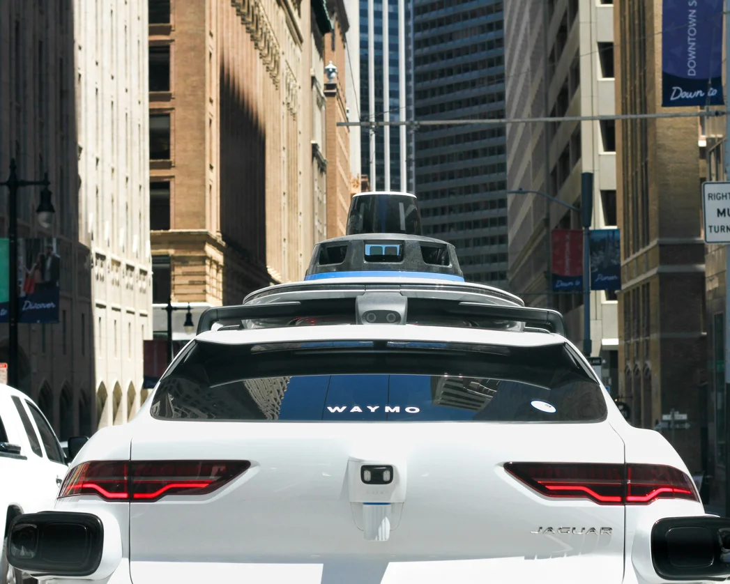 Voiture waymo autonome de google deepmind pilotée par IA sans conducteur