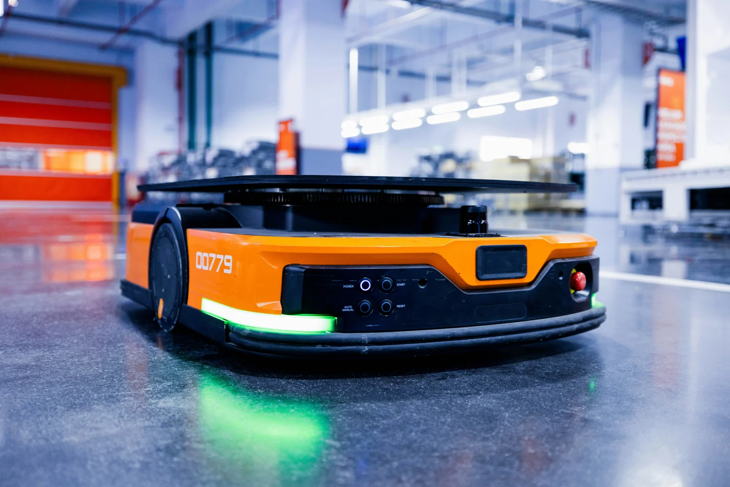 Un chariot autonome piloté par I.A. pour déplacer des éléments dans un entrepôt