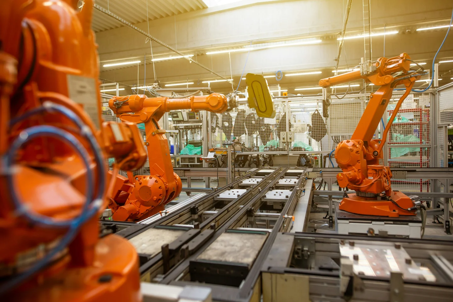 Des bras robotisés pilotés par IA sur une chaine de production