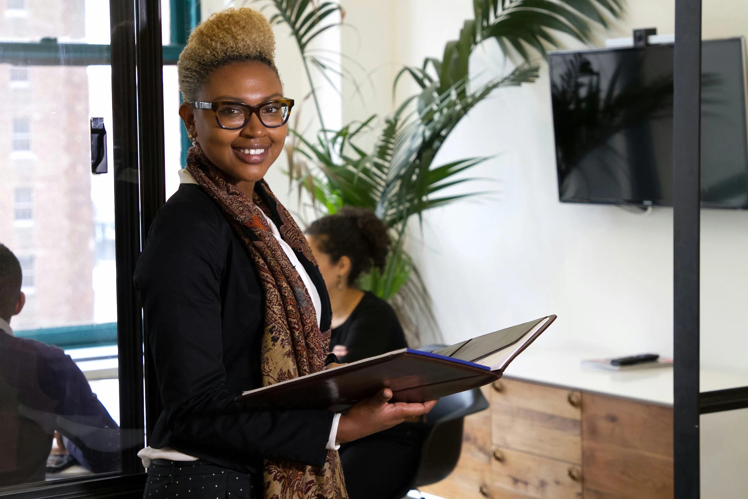 Femme souriante travaillant sur un dossier