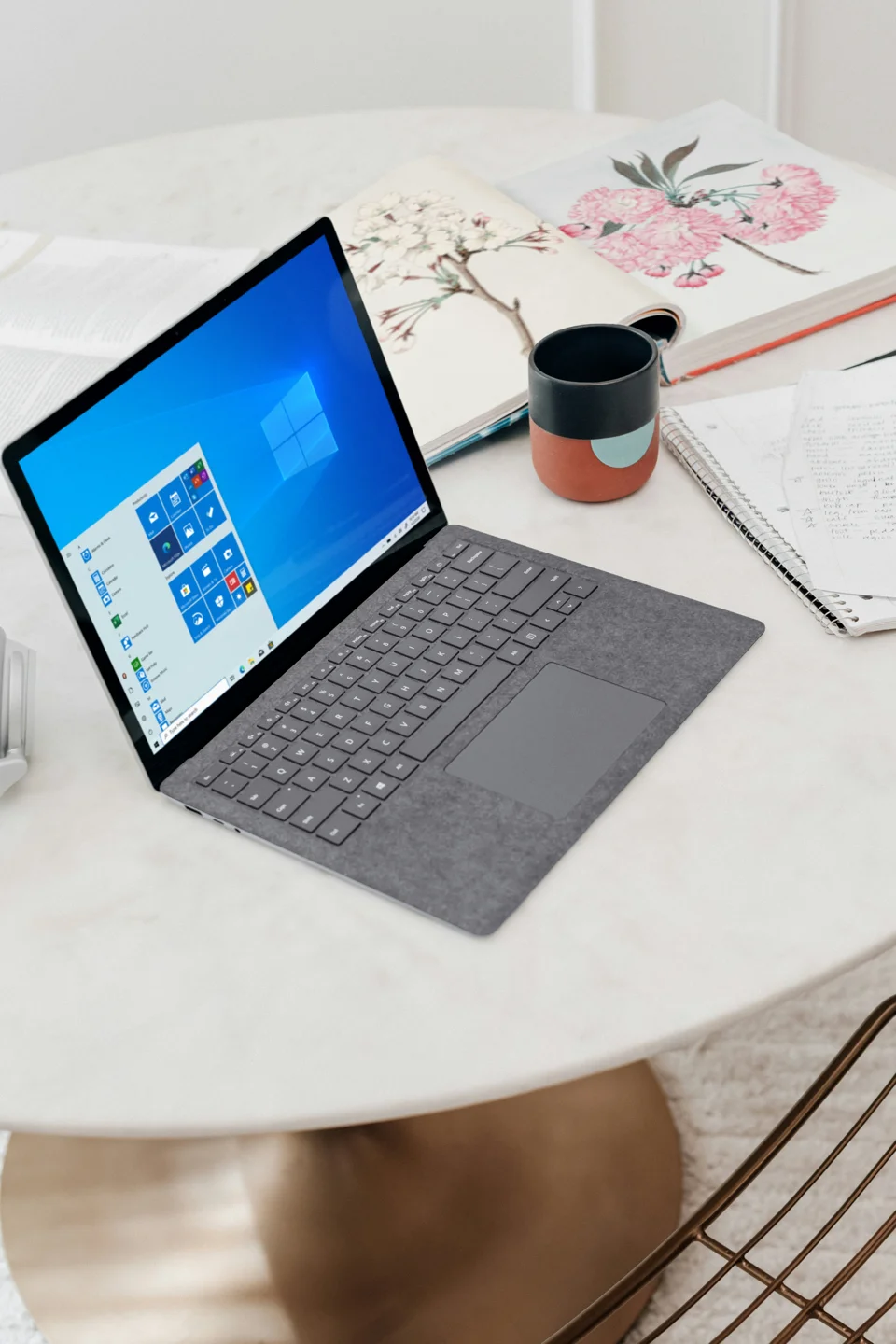 Un pc windows posé sur un bureau