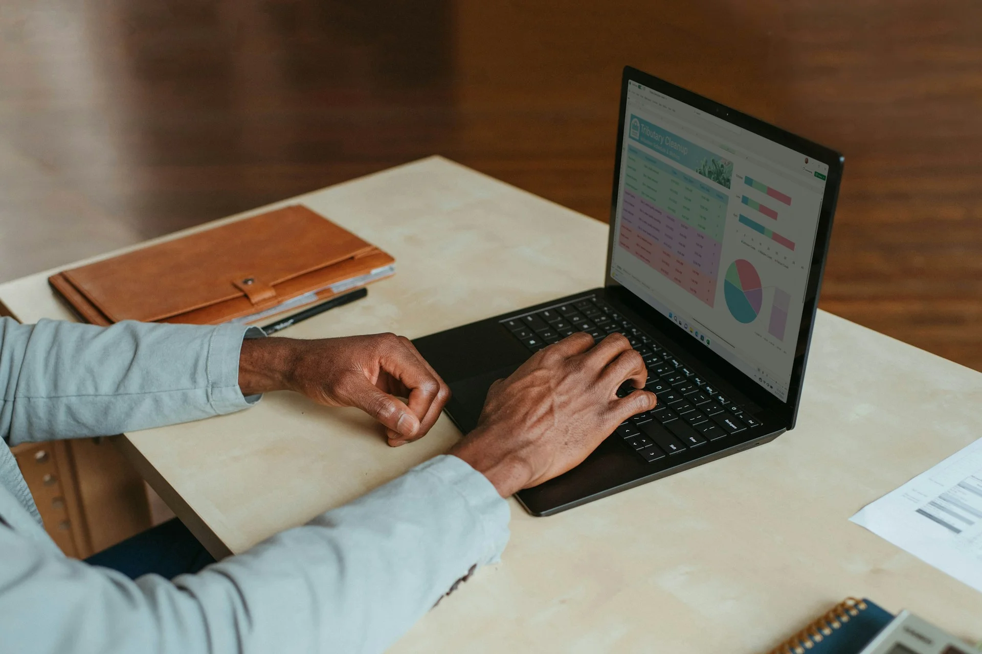 Une personne travaillant sur un pc windows avec microsoft copilot