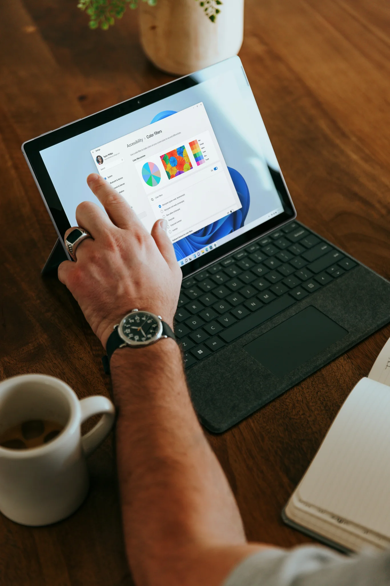 Un homme travaillant sur un pc windows avec microsoft copilot