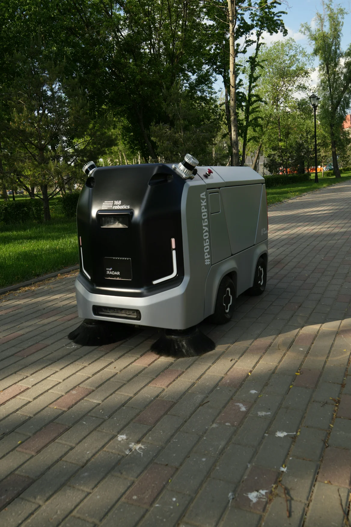 Un robot nettoyant les rues et piloté par IA